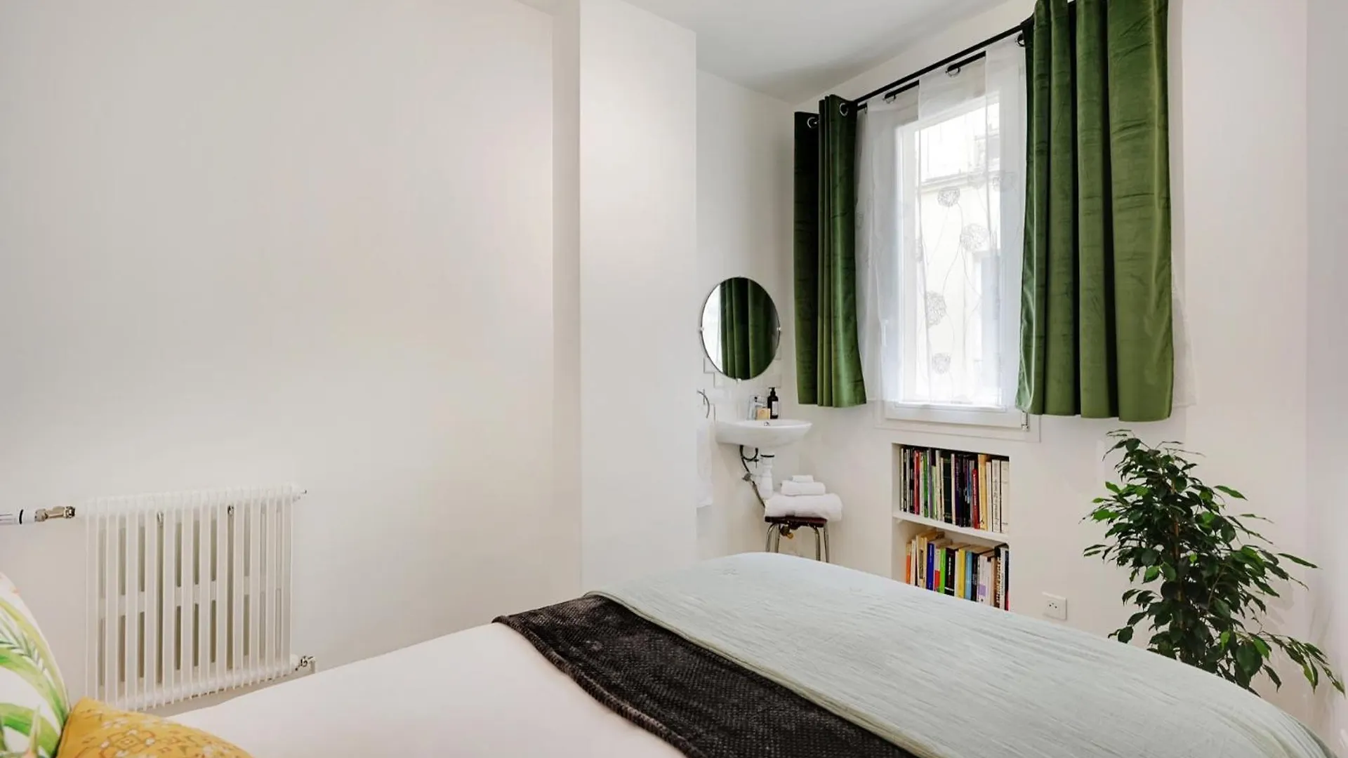Fully Renovated In Montmartre Apartment
